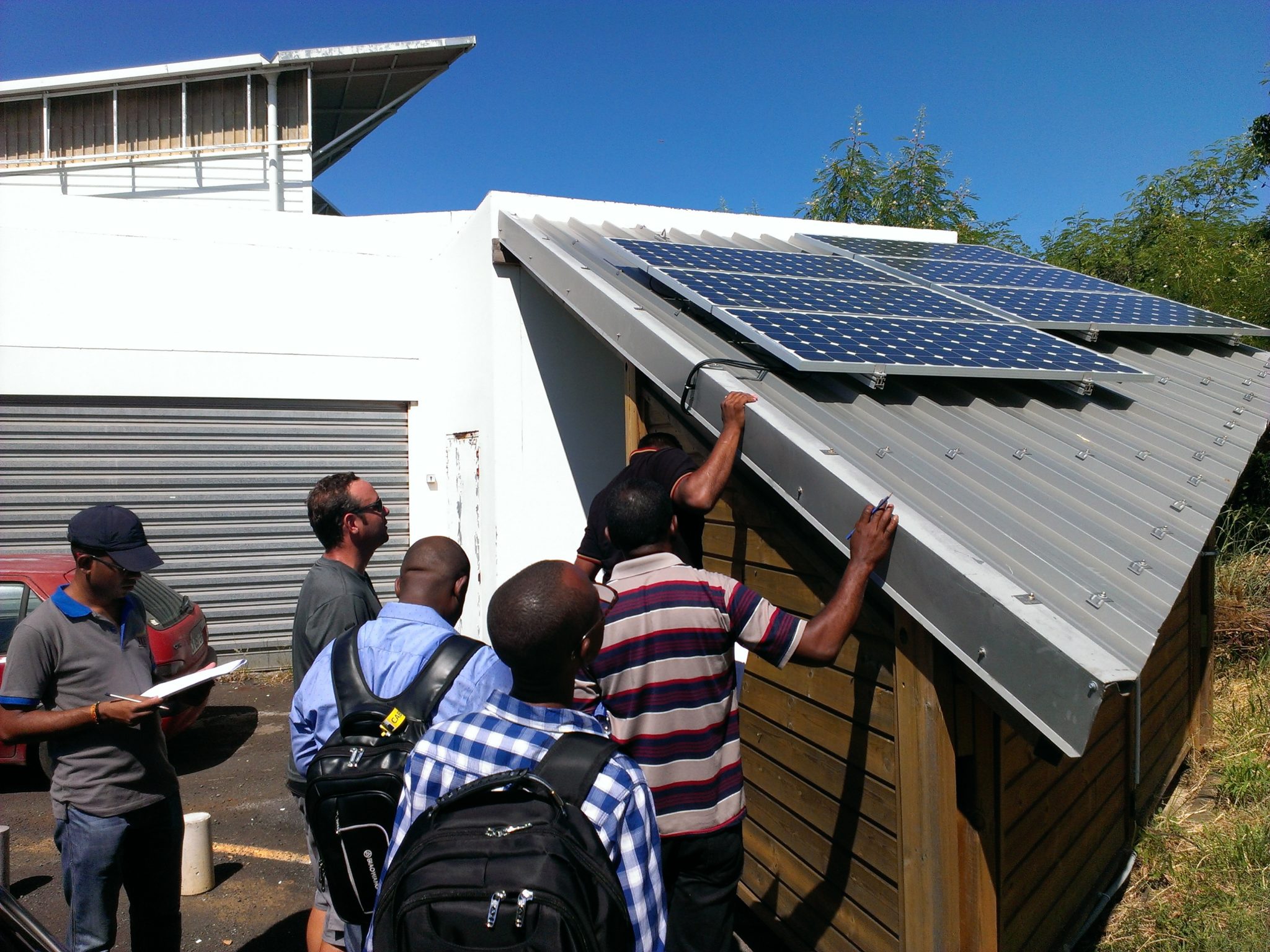 Les formateurs d’installateurs d’équipements solaires thermiques individuels et photovoltaïques lors de la formation.