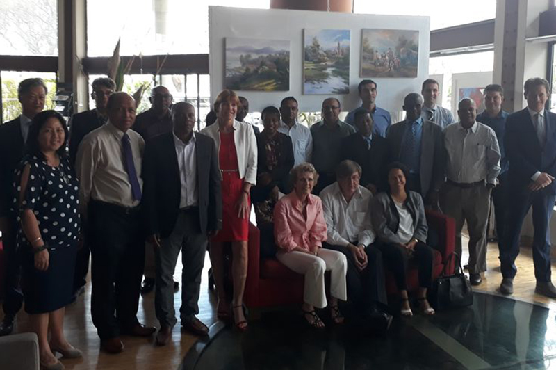 Photo-de-groupe-des-participants-au-sixième-Comité-de-pilotage