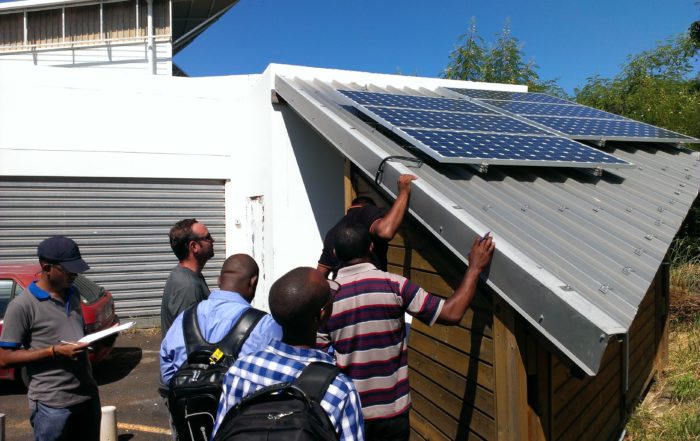 Les formateurs d’installateurs d’équipements solaires thermiques individuels et photovoltaïques lors de la formation.